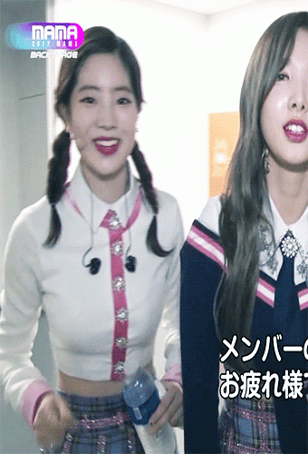 171129-mama-backstage-1-1.gif