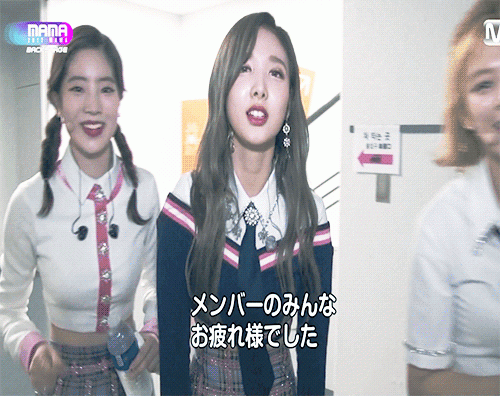 171129-mama-backstage-1.gif