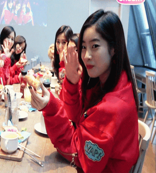 180207-TWICE-Mezamashi-2.gif