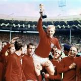 1966-World-Cup-Final-at-Wembley-Stadium-July-1966-England-4-v-West-Germany-2-Captain-Bobby-Moore-holds-aloft-the-Jules