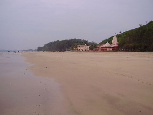 On Ganpatipule Beach, the centuries-old Swayambhu Ganpati Temple is a pilgrimage site and houses a large orange statue of Ganesh.