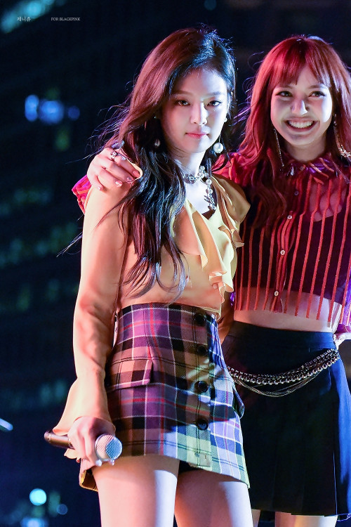 Jennie & Lisa (Black Pink)