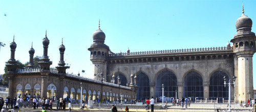 An easy to view architectural genius from the top of the Charminar in Hyderabad, Makkah Masjid or Mecca Masjid is located close to the historic landmarks of Chowmahalla Palace, Laad Bazaar