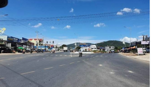 Ngã ba Phi Nôm ở đâu

Ngã ba Phi Nôm nằm tại huyện Đức Trọng, tỉnh Lâm Đồng. Đây là nơi giao nhau của các tuyến đường quan trọng, giúp kết nối các tỉnh lân cận như Bình Thuận, Ninh Thuận và thành phố Đà Lạt – một trong những địa điểm du lịch nổi tiếng nhất của Việt Nam. Vị trí của ngã ba Phi Nôm đóng vai trò quan trọng trong việc thúc đẩy sự phát triển kinh tế, xã hội và du lịch của khu vực Tây Nguyên.

1.1. Vị trí địa lý
Ngã ba Phi Nôm nằm tại một vị trí đắc địa trong hệ thống giao thông của tỉnh Lâm Đồng, cách thành phố Đà Lạt khoảng 30km về phía Nam. Từ đây, người dân và du khách có thể dễ dàng di chuyển đến các khu vực khác như Ninh Thuận, Bình Thuận và các tỉnh miền Trung. Vị trí này giúp ngã ba Phi Nôm trở thành một đầu mối giao thông quan trọng, phục vụ cả mục đích giao thương và du lịch.
Xem thêm tại: https://batdongsan.vn/tin-tuc/nga-ba-phi-nom-vi-tri-giao-thong-va-bat-dong-san-xung-quanh