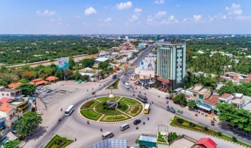 Ngã ba Trung Lương ở đâu

Ngã ba Trung Lương nằm tại thành phố Mỹ Tho, tỉnh Tiền Giang, cách trung tâm thành phố Hồ Chí Minh khoảng 70km về phía Tây Nam. Đây là nút giao thông quan trọng, nơi quốc lộ 1A kết nối với đường cao tốc TP.HCM – Trung Lương, tuyến đường chính nối thành phố Hồ Chí Minh với các tỉnh miền Tây Nam Bộ.

1.1. Vị trí địa lý
Ngã ba Trung Lương có vị trí địa lý đặc biệt thuận lợi, nằm tại cửa ngõ giữa các tuyến giao thông quan trọng của khu vực phía Nam. Từ đây, các phương tiện giao thông có thể dễ dàng di chuyển đến các tỉnh miền Tây như Bến Tre, Vĩnh Long, Trà Vinh, và Cần Thơ. Vị trí này không chỉ giúp thúc đẩy lưu thông hàng hóa mà còn tạo điều kiện phát triển các khu đô thị, dịch vụ thương mại và khu dân cư mới.
Xem thêm tại: https://batdongsan.vn/tin-tuc/nga-ba-trung-luong-vi-tri-giao-thong-va-bat-dong-san-xung-quanh