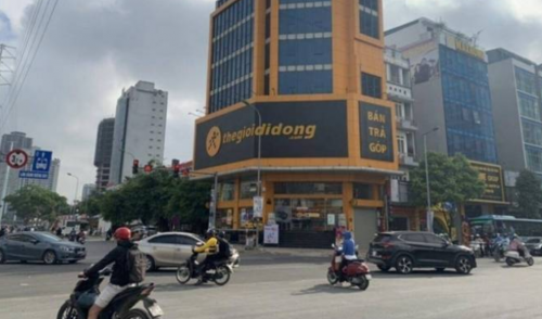 1. Ngã tư Vạn Phúc ở đâu
Ngã tư Vạn Phúc là điểm giao cắt giữa đường Tố Hữu và đường Đại Mỗ, nằm trên địa bàn phường Vạn Phúc, quận Hà Đông, Hà Nội. Khu vực này đã trở thành một trung tâm phát triển kinh tế sôi động với sự kết nối thuận lợi giữa nhiều tuyến đường chính.

Điểm đặc biệt của Ngã tư Vạn Phúc chính là vị trí chiến lược của nó, tạo điều kiện thuận lợi cho việc di chuyển và phát triển các hoạt động thương mại, dịch vụ. Khu vực này hiện có nhiều cửa hàng, siêu thị và dịch vụ tiện ích, thu hút đông đảo cư dân cũng như khách tham quan. Hệ thống giao thông xung quanh cũng được cải thiện, giúp việc di chuyển trở nên dễ dàng và nhanh chóng hơn.
1.1. Vị trí địa lý
Ngã tư Vạn Phúc nằm tại vị trí giao nhau của các tuyến đường chính như:

Đại Mỗ: Là tuyến đường chính, nằm ở phía Tây thủ đô Hà Nội kết nối quận Hà Đông với các quận, huyện lân cận như Nam Từ Liêm, Hoài Đức.
Tố Hữu: Tuyến đường này kết nối Ngã Tư Vạn Phúc với các khu vực phía Nam quận Cầu Giấy.
Vị trí này tạo nên một giao lộ sôi động, thu hút lưu lượng giao thông lớn và là điểm giao thoa của nhiều hoạt động kinh tế, xã hội.
Xem thêm tại: https://batdongsan.vn/tin-tuc/kham-pha-nga-tu-van-phuc-vi-tri-giao-thong-va-bat-dong-san-xung-quanh