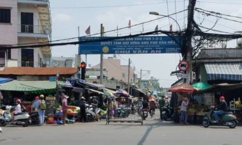 1. Ngã tư Kim Anh ở đâu

Ngã tư Kim Anh nằm tại một vị trí chiến lược trong mạng lưới giao thông của Hà Nội, đóng vai trò quan trọng trong việc kết nối các khu vực của thành phố. Đây là điểm giao cắt của nhiều tuyến đường huyết mạch, tạo nên một nút thắt giao thông sôi động và nhộn nhịp.

1.1. Vị trí địa lý chính xác
Ngã tư Kim Anh tọa lạc tại khu vực xã Kim Anh, huyện Sóc Sơn, Hà Nội. Đây là nơi giao nhau của Quốc lộ 2 và Quốc lộ 3 – hai tuyến đường quan trọng kết nối thủ đô với các tỉnh phía Bắc.

Quốc lộ 2: Tuyến đường chính nối Hà Nội với sân bay quốc tế Nội Bài và các tỉnh phía Tây Bắc như Vĩnh Phúc và Phú Thọ.
Quốc lộ 3: Tuyến đường huyết mạch kết nối thủ đô với Thái Nguyên và các tỉnh vùng Đông Bắc.
Tuyến cao tốc Nội Bài – Lào Cai cũng gần với khu vực này, giúp kết nối nhanh chóng với các tỉnh Tây Bắc.
Sự giao nhau của hai tuyến đường này tạo nên một nút thắt giao thông quan trọng, nơi phân phối và điều tiết lưu lượng xe cộ đi lại giữa các khu vực khác nhau của thành phố. Điều này khiến ngã tư Kim Anh trở thành một điểm then chốt trong việc quản lý và điều hành giao thông đô thị.
Xem thêm tại: https://batdongsan.vn/tin-tuc/nga-tu-kim-anh-vi-tri-giao-thong-va-bat-dong-san-xung-quanh