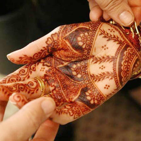 brides-hands-mehendi-designs.jpg