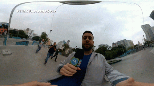 gif02-xfactor-mauricio-fazendo-video-360-ao-inves-de-selfie.gif