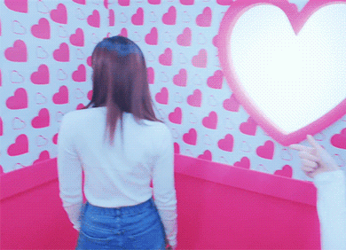 heartshaker-mv-1-1.gif