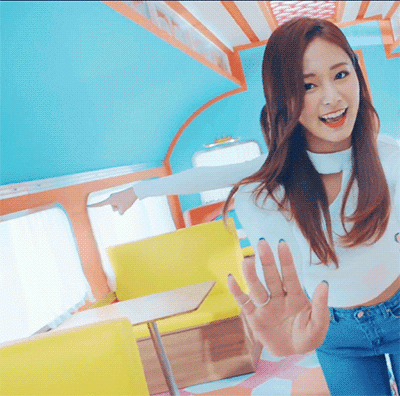 heartshaker-mv-3.gif