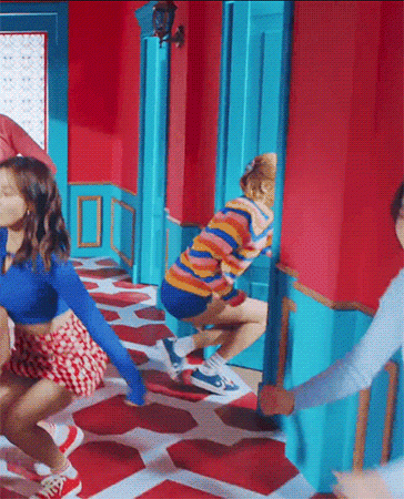 heartshaker-mv-6.gif