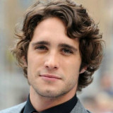 medium-hairstyles-for-men-with-wavy-hair-steal-this-look