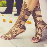 mehndi-designs-for-full-legs-on-karwa-chauth-for-newly-wed-girls-300x300