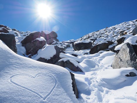 sun-snow-herzchen-stones-218866.jpg